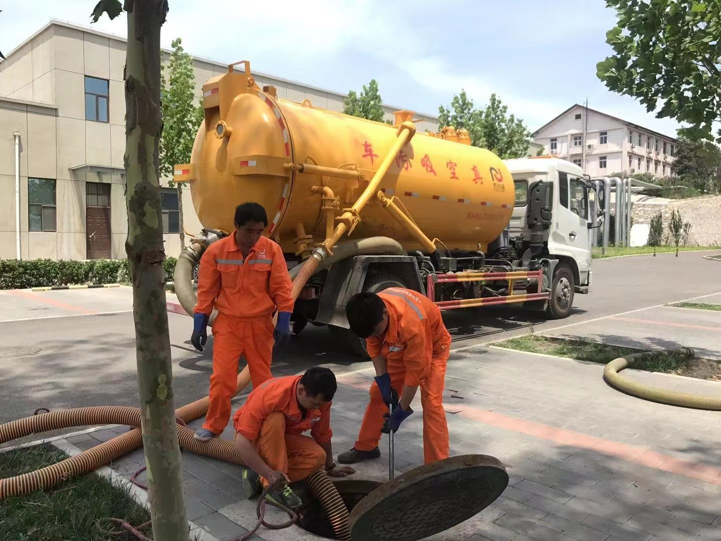 海港管道疏通车停在窨井附近