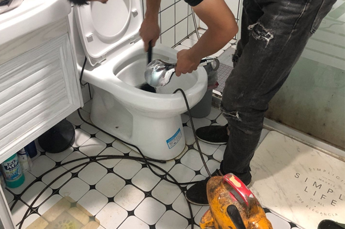 海港马桶堵塞自己疏通还是找师傅?专业上门服务让你省时更省心